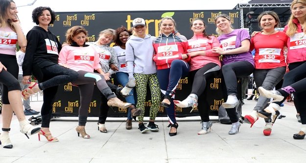 Kadınlar yüksek topukla koştu