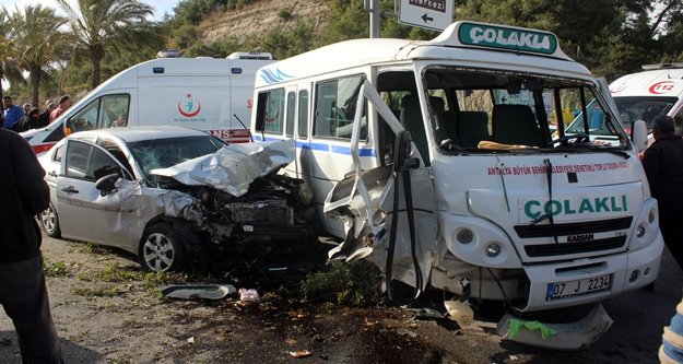 Kontrolden çıkan otomobil minibüse çarptı: 8 yaralı