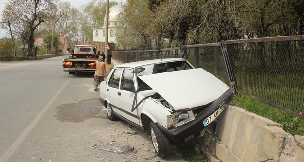 Otomobil mezarlık duvarına çarptı: 1 yaralı