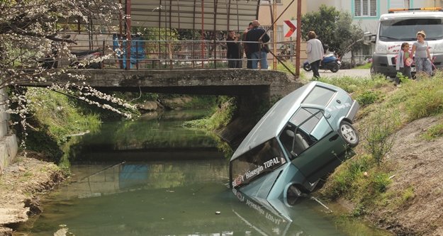 Otomobil Sulama Kanalına uçtu
