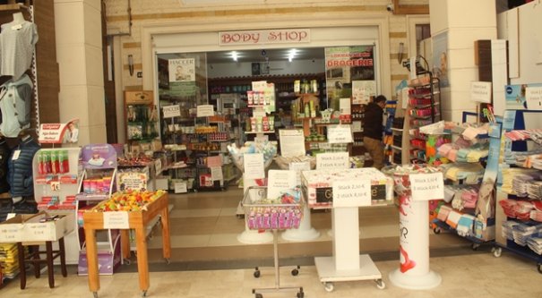 Peştemal, duş jeli ve sabun hırsızı karı-koca turistler kameraya yakalandı