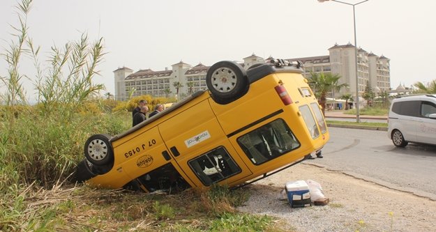 Turistleri taşıyan araç devrildi: 2 yaralı