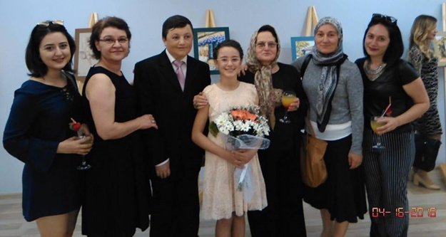 11 yaşındaki ressam 40 eserle sergi açtı