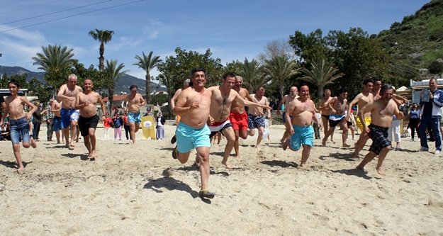 Alanya'da deniz sezonu açıldı