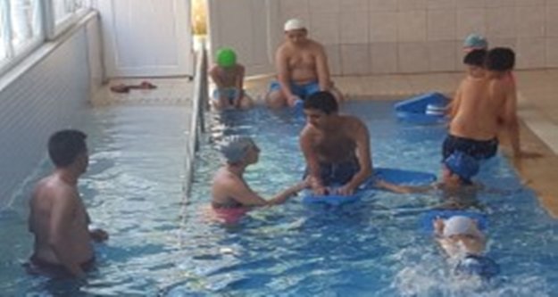 Alanya'da otizme su terapisi