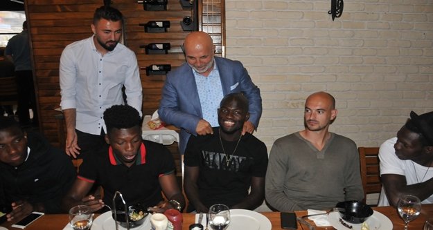 Alanyasporlu futbolcular Deli Kasap'a konuk oldu