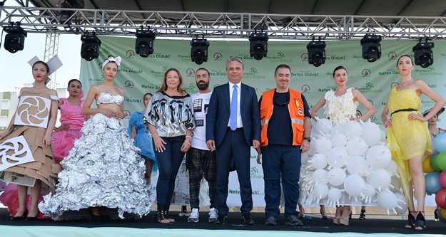 Atık malzemelerden giysi defilesi