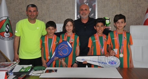 Çavuşoğlu badmintoncuları ağırladı