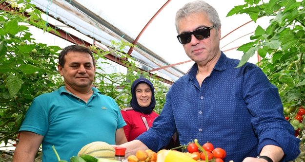 Cengiz Kurtoğlu festivalde seraları gezip ürünlerin tadına baktı