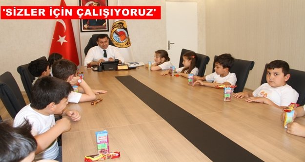 Çocuklar makam koltuğunda