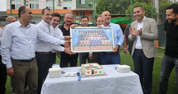 Futbolculardan Çavuşoğlu’na sürpriz kutlama