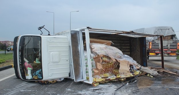 Gıda yüklü kamyon devrildi, karayolu pazara döndü