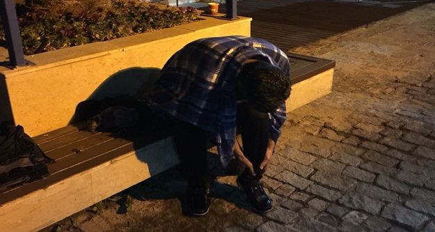 İntihar etmek için denize atlayan şahsı polis kurtardı