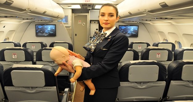 Kabin memuru uçakta 7 aylık bebeğin hayatını kurtardı