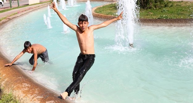 Kağıt toplayıcısı Suriyeli çocukların süs havuzunda tehlikeli eğlencesi