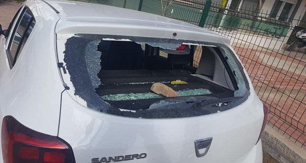 Nöbetçi eczane arayan adamın arabasına taşlarla saldırıldı