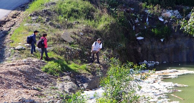 Öğrencilerin okul yolunda tehlikeli oyunu