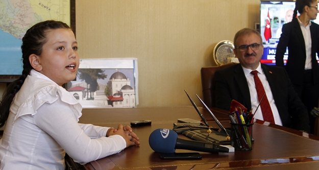 Vali koltuğuna oturan öğrenciden gülümseten talimat