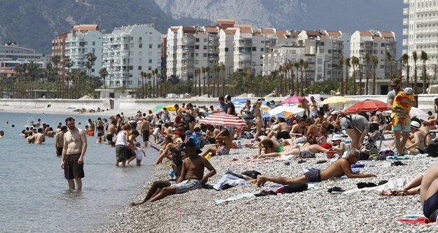 Yakıcı güneş tatilcileri denize döktü