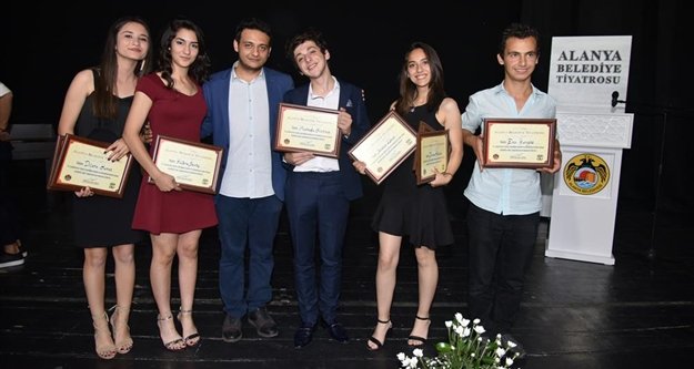 Alanya'da tiyatrocular ödüllendirildi
