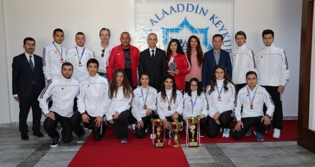 ALKÜ'lü öğrenciler kupalara doymuyor