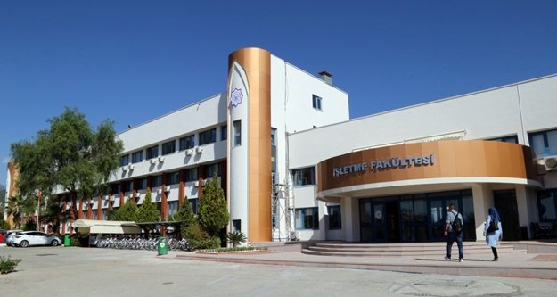 ALKÜ öğrencilerini bakanlıklara gönderiyor