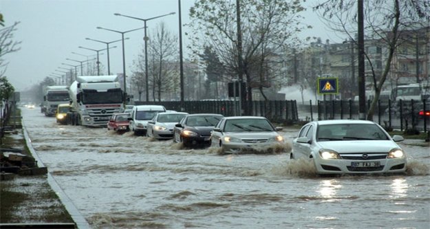 Antalya'da sağanak yağış hayatı felç etti