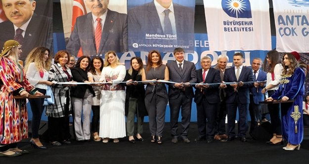 ASMEK’ten moda defilesi gibi açılış