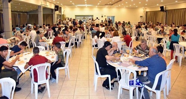 Başkan Yücel iftarını vatandaşlarla yaptı