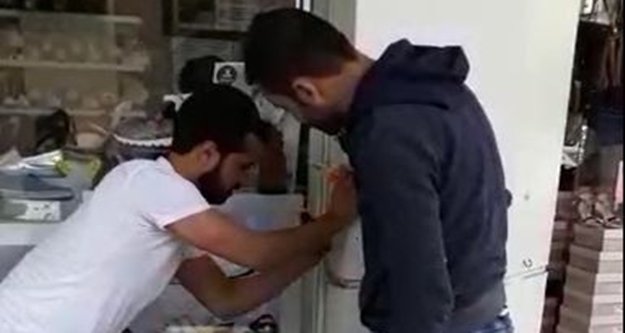 Duvar kaplamada mahsur kalan yeni doğmuş kediyi esnaf kurtardı