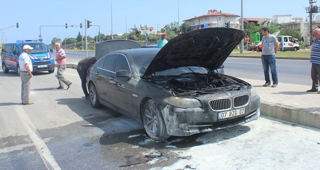 Hareket halindeki lüks otomobil alev aldı