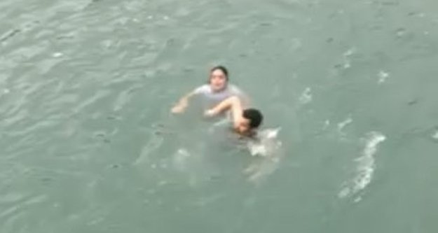 Irmağa atlayan kadını kurtarmak isteyen genç kayboldu