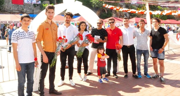 İYİ gençler anneleri unutmadı