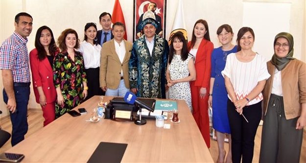 Kazak gazeteciler Başkan Yücel'le buluştu