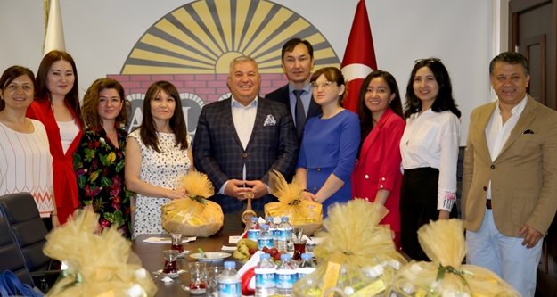 Kazak gazetecilerden ALTSO'ya ziyaret