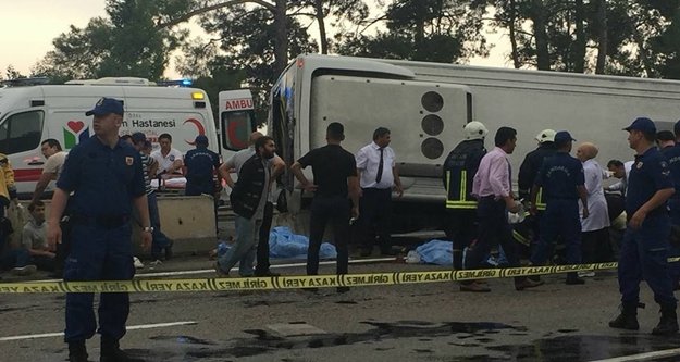 Minibüs otel servisine arkadan çarptı: 3 ölü
