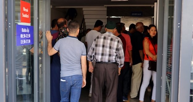 Nüfus müdürlükleri önünde seçim kuyruğu