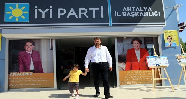 Özge’ye yürümeyi öğreten baba milletvekili aday adayı oldu