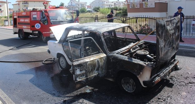 Seyir halindeki araç yanarak küle döndü