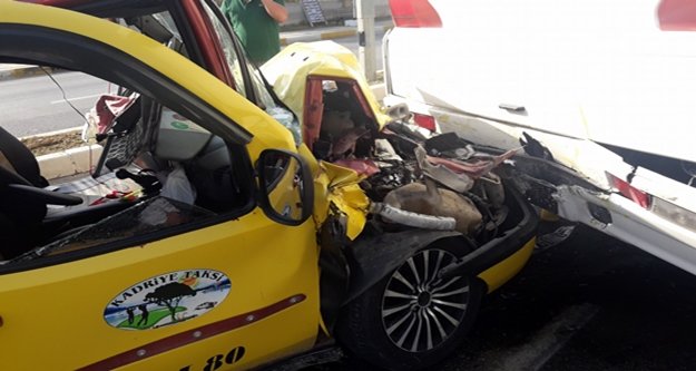 Ticari taksi ile otel servis otobüsü çarpıştı: 1 yaralı