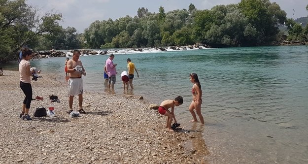 1 ayda dört kişinin öldüğü ırmakta yasak dinleyen yok