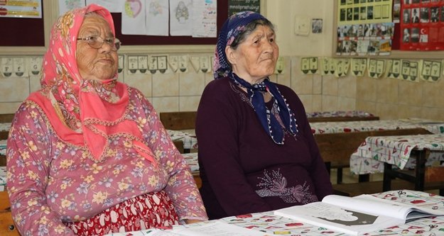 80'lik ninelerin okuma azmi