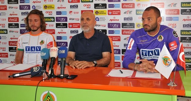 Alanyaspor iki isimle sözleşme uzattı