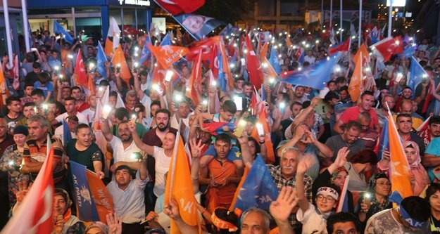 Antalya AK Parti il binasında kutlama