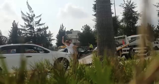 Aracı çekilen kadın, hırsını taşla aracının camı ve kaportasına zarar vererek aldı