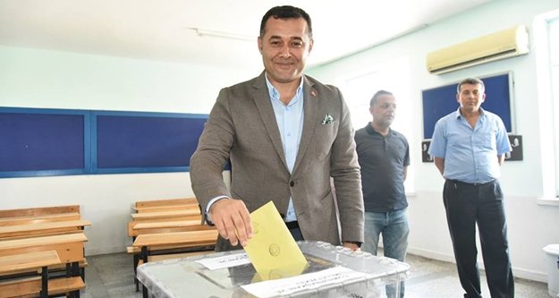 Başkan Yücel oyunu kullandı, 'hayırlı olsun' dedi