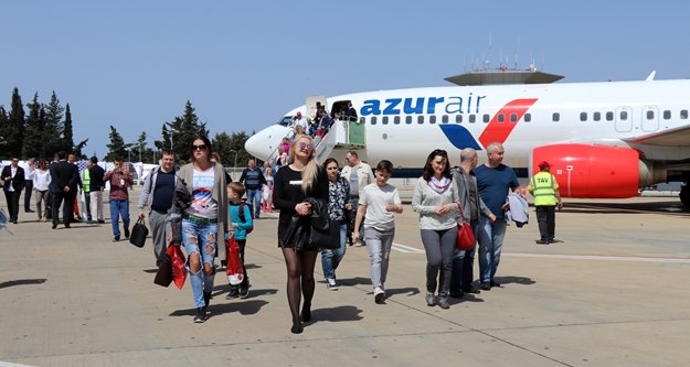 Denizden ve havadan turist yağıyor