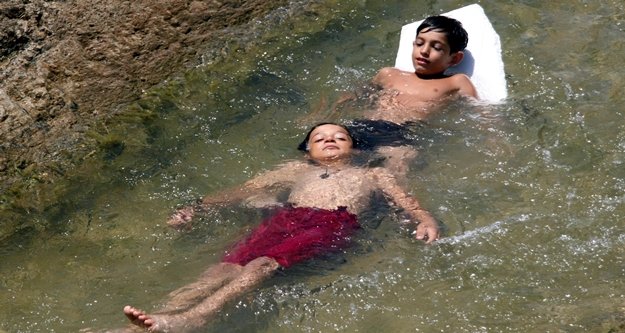 Denize gidemeyen çocukların su kanalında tehlikeli rafting keyfi