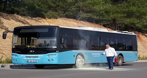 Halk otobüsünün tekerleğinde yangın çıktı
