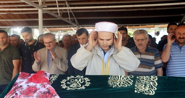 Kazada ölen anne ile bebeği aynı mezara konuldu